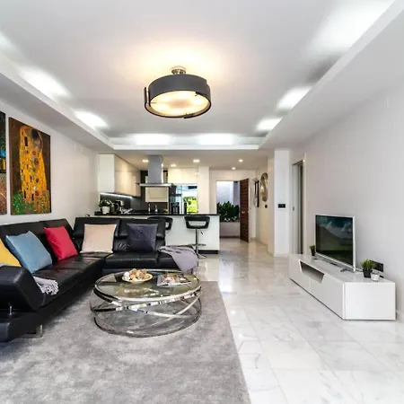 Exclusive Beachside Surrounded By The Beauty Of Puente Romano. Apartment Marbella